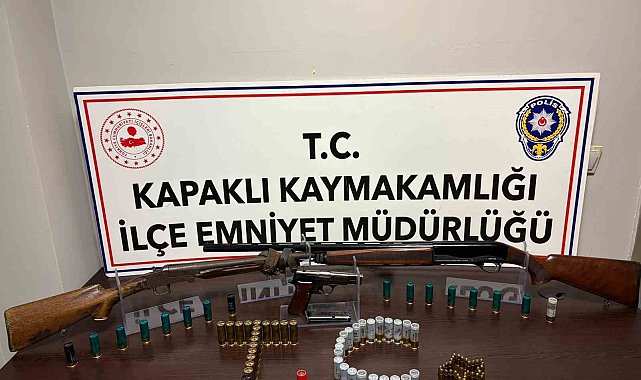 Kapaklı'da arama yapılan evde ruhsatsız tabanca ve 2 av tüfeği ele geçirildi