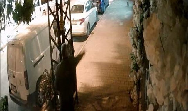 Kapalı olan kuaförün camlarına yumurta fırlattı