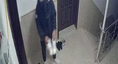 Kapı önündeki ayakkabıyı çalan kurye kameraya yansıdı