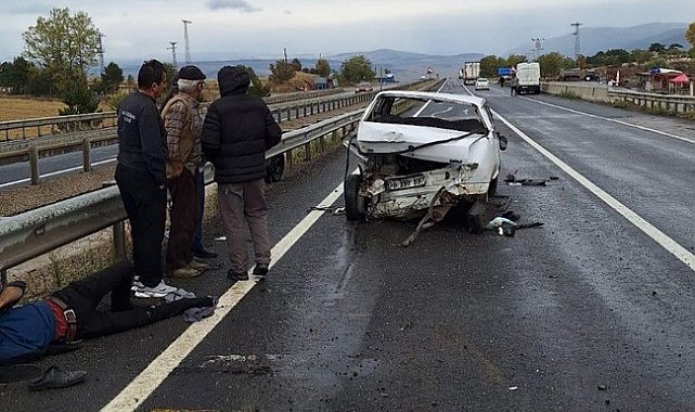 Karabük'te panelvanın çarptığı otomobildeki 2 kişi yaralandı