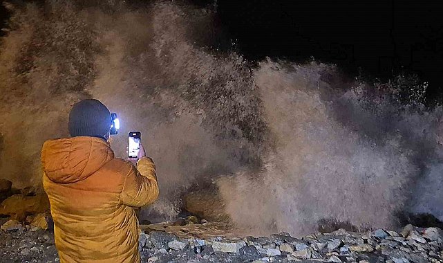 Karadeniz'de dalgaların boyu 8 metreyi aştı