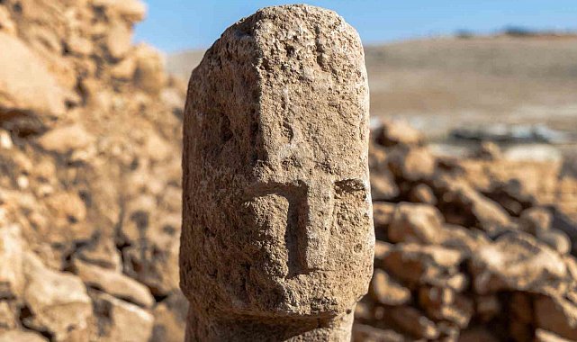 Karahantepe'de tarihte bir ilk: İnsan yüzlü T biçimli dikilitaş bulundu