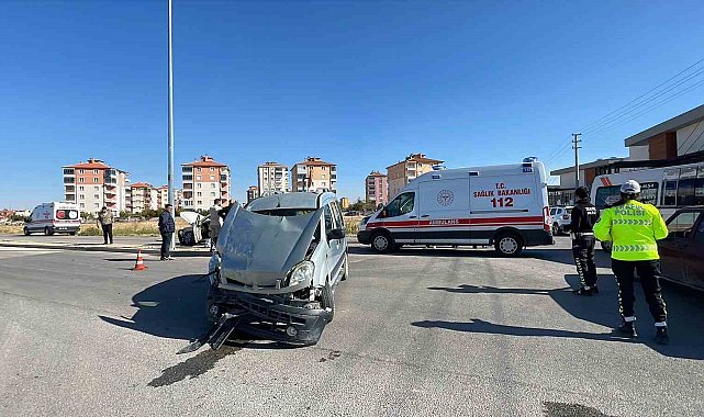 Karaman'da hafif ticari araçla cip çarpıştı: 3 yaralı