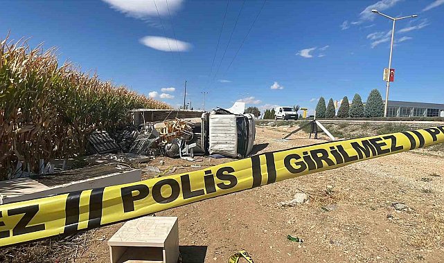 Karaman'da kamyonet yol kenarına devrildi: 2 yaralı