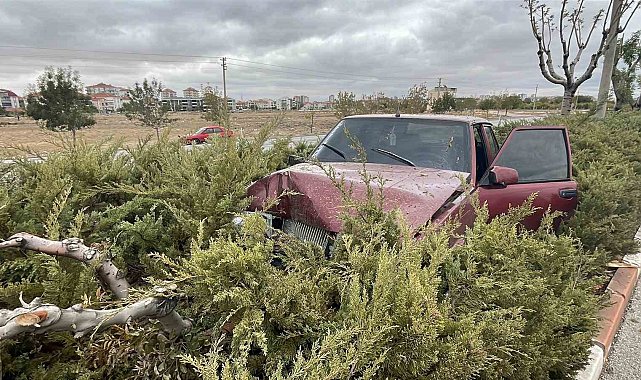 Karaman'da otomobil refüje çıktı: 2 yaralı