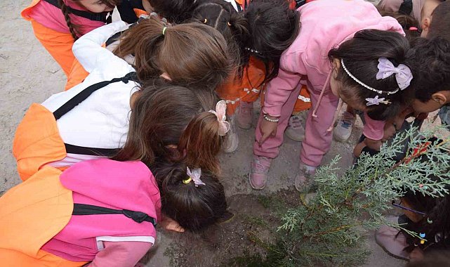 Karapınar'da minikler yeşil çevre için fidan dikti