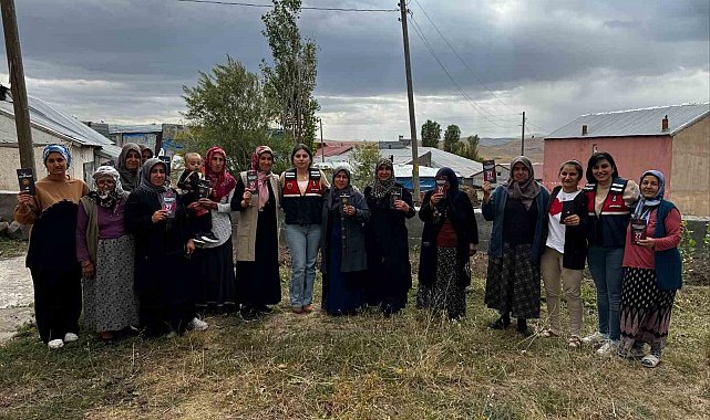 Kars'ta jandarma kadınları KADES hakkında bilgilendiriyor