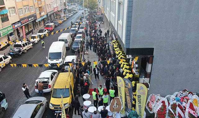 Kartal'da indirim kuyruğu: Bin liralık ürünü 100 liraya alabilmek için saatlerce beklediler