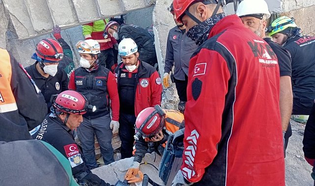 Kartepe Belediyesi ekipleri, Gebze'deki arama-kurtarma çalışmalarına katıldı