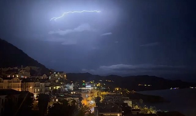 Kaş'ta şimşekler geceyi gündüze çevirdi: Muhteşem doğa olayı kameraya yansıdı