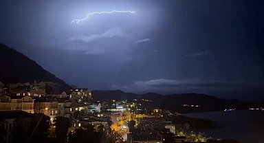 Kaş'ta şimşekler geceyi gündüze çevirdi: Muhteşem doğa olayı kameraya yansıdı