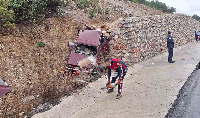Kayganlaşan yolda otomobil istinat duvarına çarptı: Karı koca hayatını kaybetti