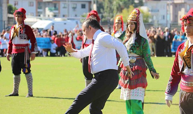 Kaymakam Akkaya'nın zeybek gösterisi büyük beğeni topladı