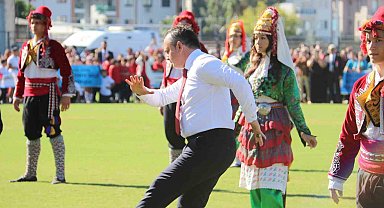 Kaymakam Akkaya'nın zeybek gösterisi büyük beğeni topladı