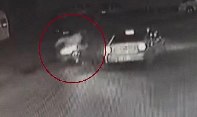 Kaza anı kamerada: Otomobil ile motosiklet çarpıştı