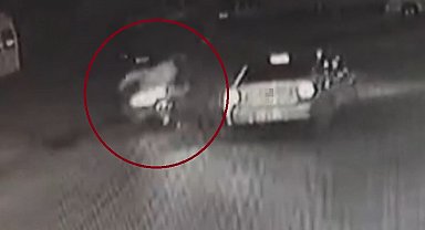 Kaza anı kamerada: Otomobil ile motosiklet çarpıştı