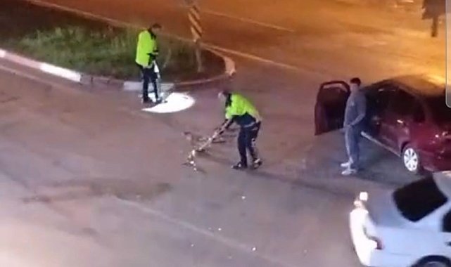 Kaza sonrası trafik polisi yolu süpürgeyle temizledi