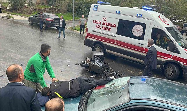 Kazada motosiklet otomobilin üzerine düştü: 1'i ağır 2 yaralı