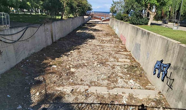 Kemer Belediyesi'nden kış öncesi dere temizliği