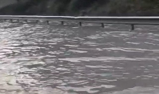 Kemerburgaz yolu göle döndü, araçlar güçlükle ilerledi