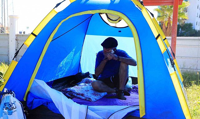 Kendisini bıçaklayıp uzaklaştırma alan eşini bankta yatarken görüp eve aldı, kendi evsiz kaldı