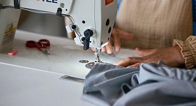 Kepez'de belediye personelinin üniformaları kadın eliyle üretilip tasarruf sağlanıyor