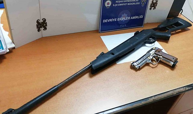 Keşan'da polisin durdurduğu şüphelinin üzerinden havalı tüfek ve kurusıkı tabanca çıktı