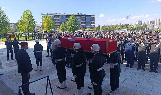 Kıbrıs'ta kazada şehit olan teğmen memleketi Afyonkarahisar'da son yolculuğuna uğurlandı