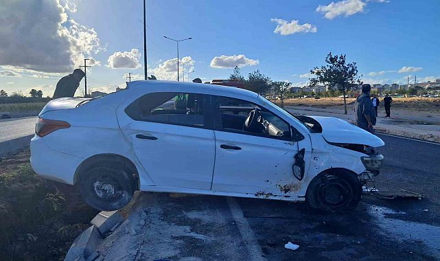 Kilis'te otomobil refüje çarptı: 2 ağır yaralı