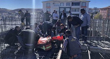 Kırılan pompa parçasının altında kalan işçi yaralandı