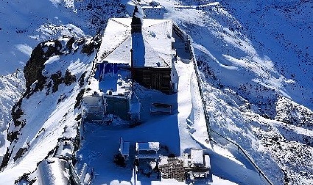 Kırklar Dağı'nda doğa şöleni: Bir yanında kar, bir yanında sonbahar
