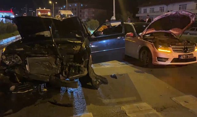 Kırmızı ışıkta bekleyen araca çarptı, otomobilinden inerek koşarak kaçtı