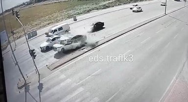 Kırmızı ışıkta duran otomobile arkadan son sürat çarptı