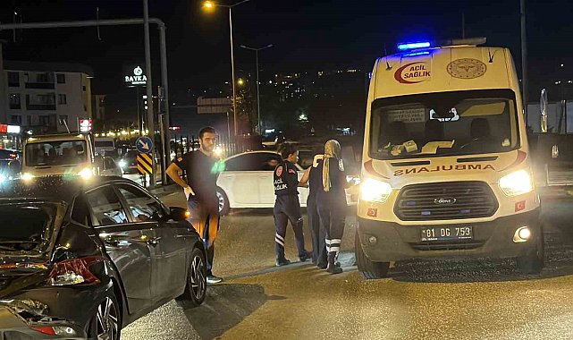 Kırmızı ışıkta duran otomobile kamyon çarptı: 2 yaralı