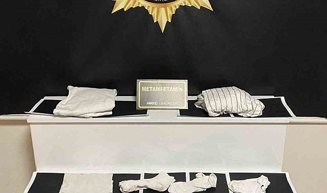 Kıyafete emdirilen uyuşturucu polislerin dikkati sayesinde yakalandı