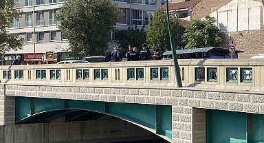 Kız arkadaşı gelince intihardan vazgeçti