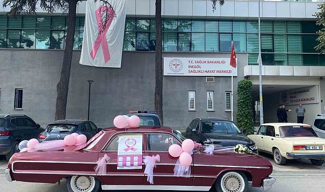 Klasik otomobil ile meme kanserine dikkat çekti