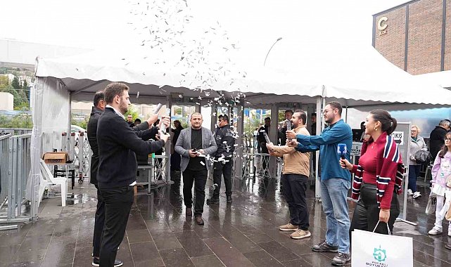 Kocaeli Kitap Fuarı'nda 1 milyonuncu ziyaretçiye konfetili karşılama