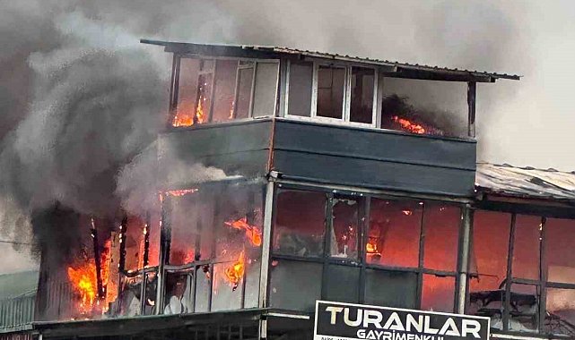 Kocaeli'de çıkan yangında 2 katlı konteyner küle döndü