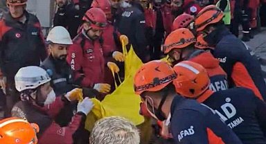 Kocaeli'de çöken binanın enkazından 2 kişinin cansız bedeni çıkarıldı