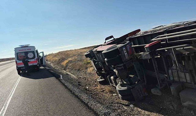 Kontrolden çıkan tır devrildi, sürücü hafif yaralandı