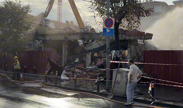 Kontrolsüz yıkım tehlike saçtı, bina parçaları caddeye savruldu