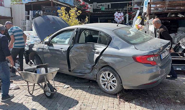 Konya'da kontrolden çıkan otomobil yayalara çarptı: 3 yaralı
