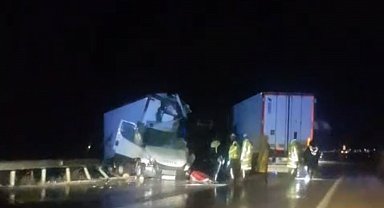 Konya'da tır ile kamyonet çarpıştı: 1 ölü, 2 yaralı