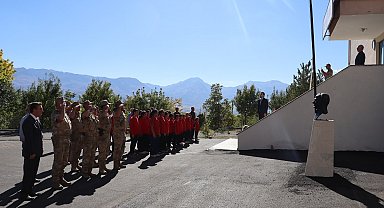 Köy okuluna jandarmadan Atatürk köşesi