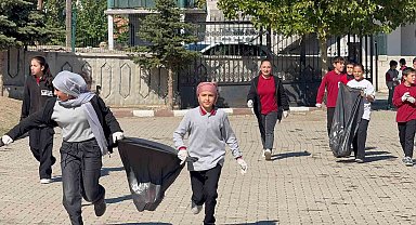 Köylerinden ve okullarından 30 torba çöp topladılar