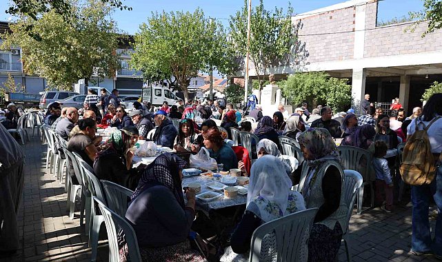 Köyün gençleri ve ihtiyar heyeti, tüm köyü aynı sofrada topladı