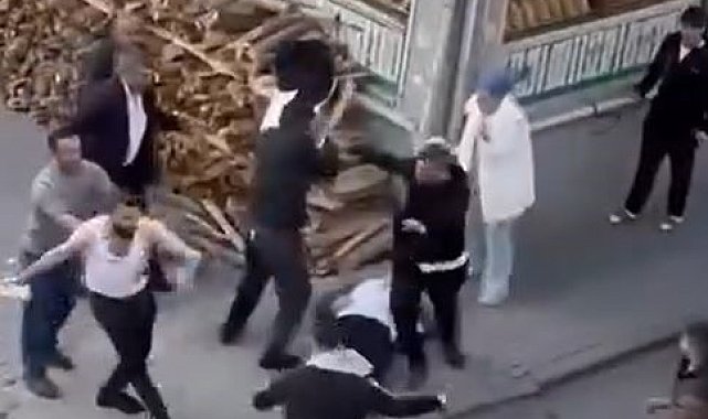 Küçükçekmece'de iki grup arasında bıçaklı sopalı kavga kameraya yansıdı