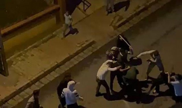 Küçükçekmece'de iki grup arasındaki sopalı kavga cep telefonu kamerasında