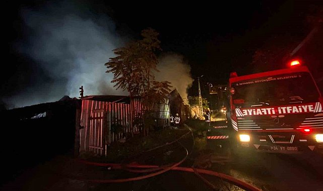 Küçükçekmece'de iş yeri yangını elektrik tellerine sıçradı, patlamalar peş peşe geldi